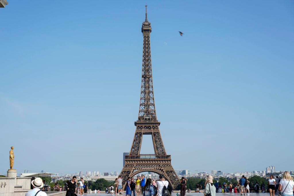La Torre Eiffel entre Polémica y Modernización.