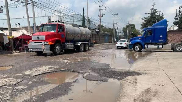 Empresarios del Edomex cuestionan alza del predial ante deterioro de vialidades industriales.