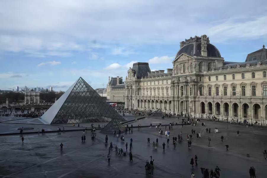 El Louvre, entre el arte y la protesta: estudiantes bloquean el museo más visitado del&nbsp;mundo.
