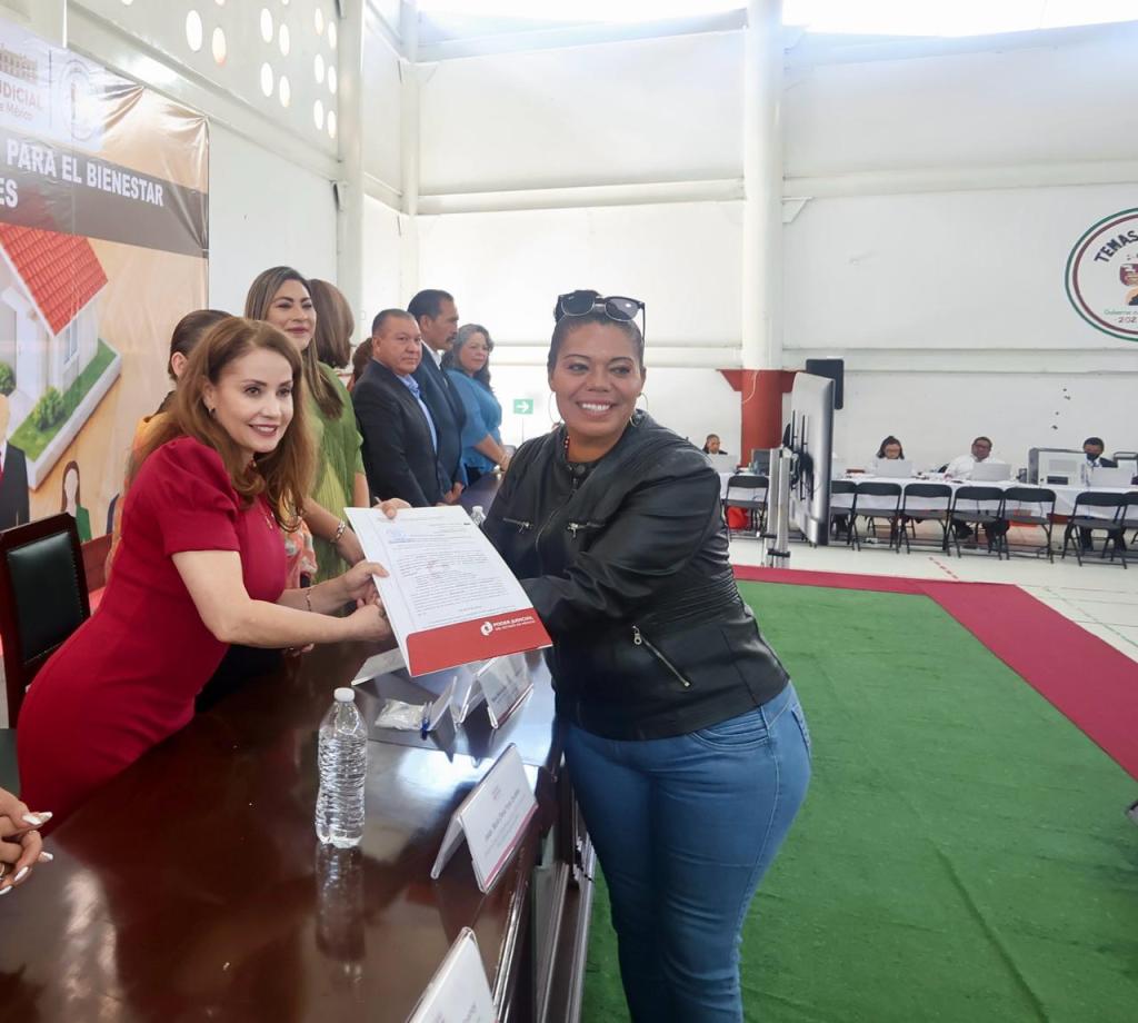 María Elena Pons Escalera participa en la entrega de sentencias de usucapión a 212 familias mexiquenses.