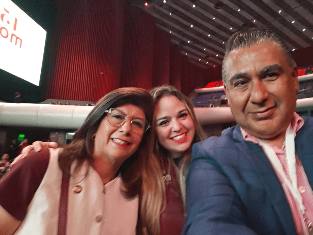 En los Primeros 15 Años de Morena Sí. Un Gusto Saludar a la Senadora Mariela Gutiérrez, a la Diputada Jennifer González.