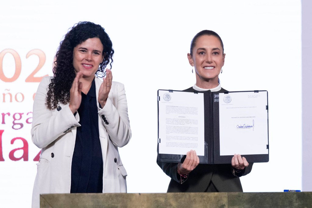 Presidenta Claudia Sheinbaum Pardo firma Decreto Digital: El Reto de Meter en Cintura a las Plataformas para Proteger a los&nbsp;Menores.